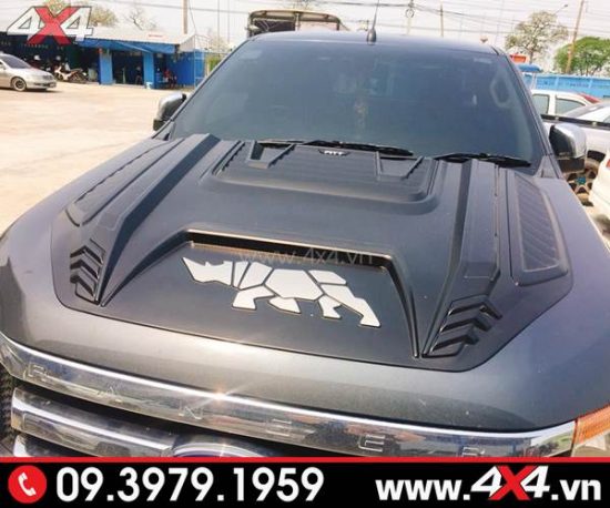 Ốp nắp capo rhino con tê giác màu đen đẹp và chất độ cho xe Ford Ranger