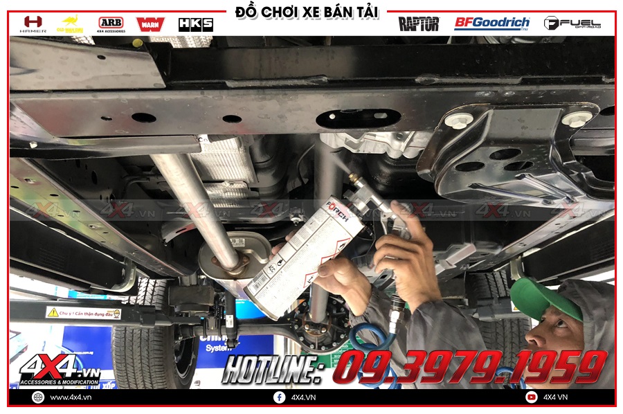 Hình ảnh sơn phủ gầm xe Toyota Hilux chống sét tốt tại gara 4x4